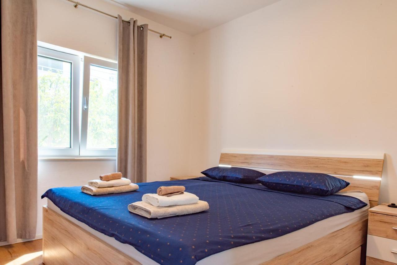Beach Holiday Home With Private Jacuzzi & Parking Trogir Zewnętrze zdjęcie