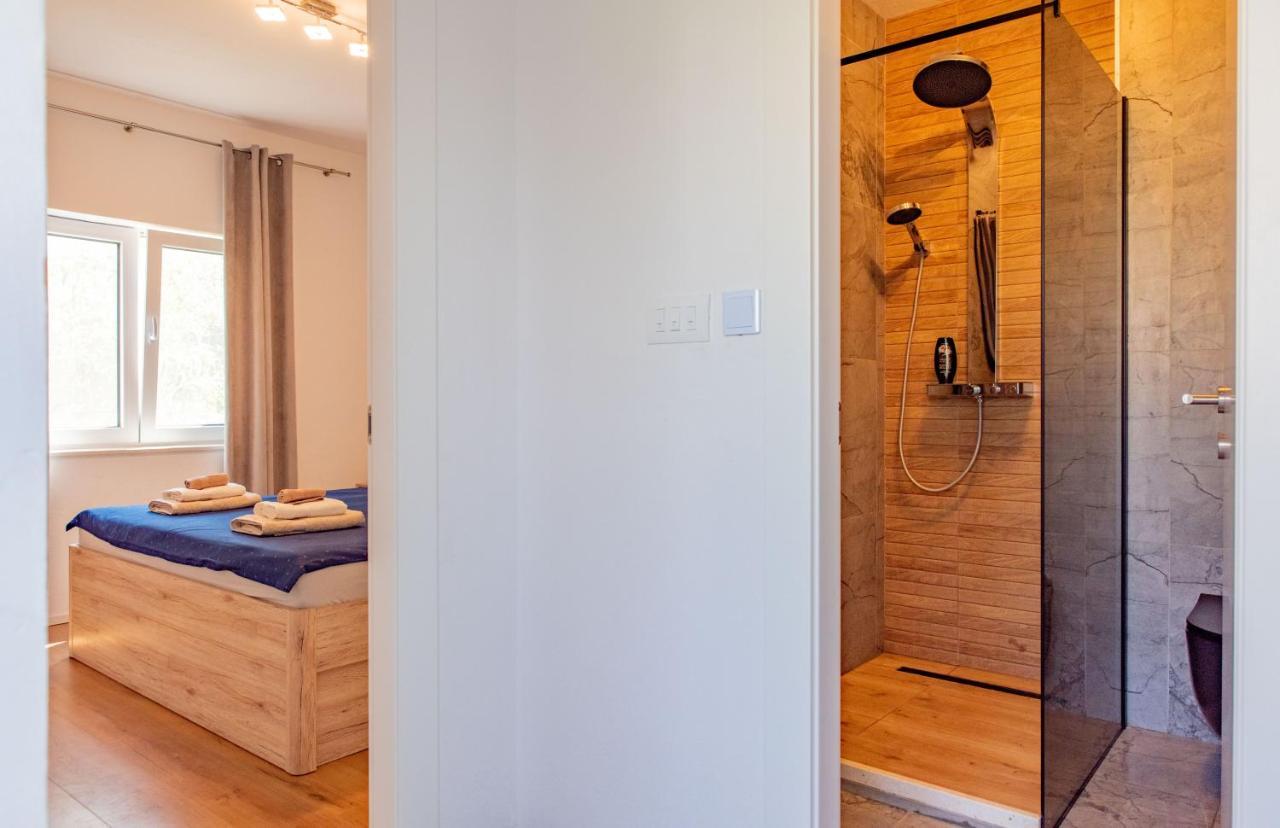 Beach Holiday Home With Private Jacuzzi & Parking Trogir Zewnętrze zdjęcie