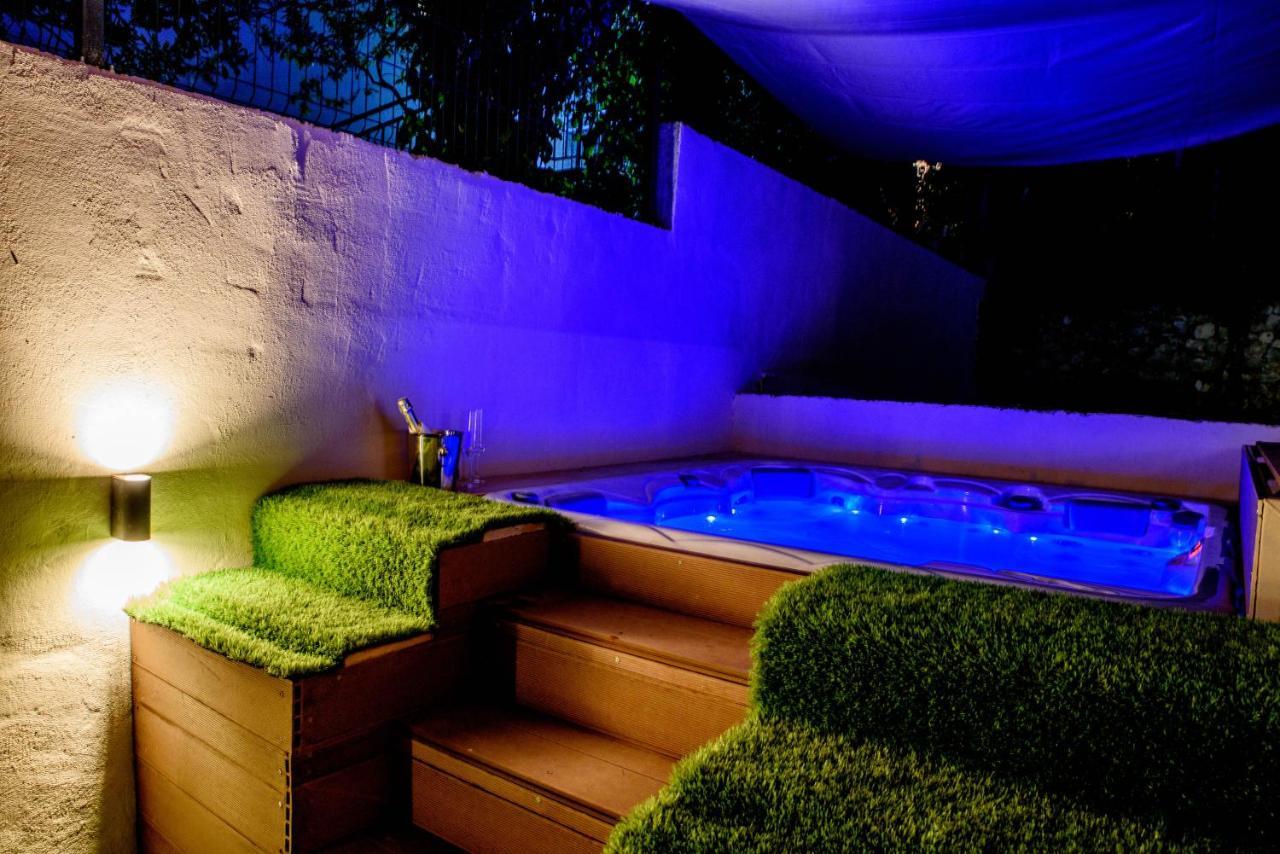 Beach Holiday Home With Private Jacuzzi & Parking Trogir Zewnętrze zdjęcie
