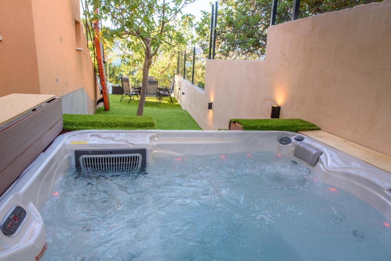 Beach Holiday Home With Private Jacuzzi & Parking Trogir Zewnętrze zdjęcie