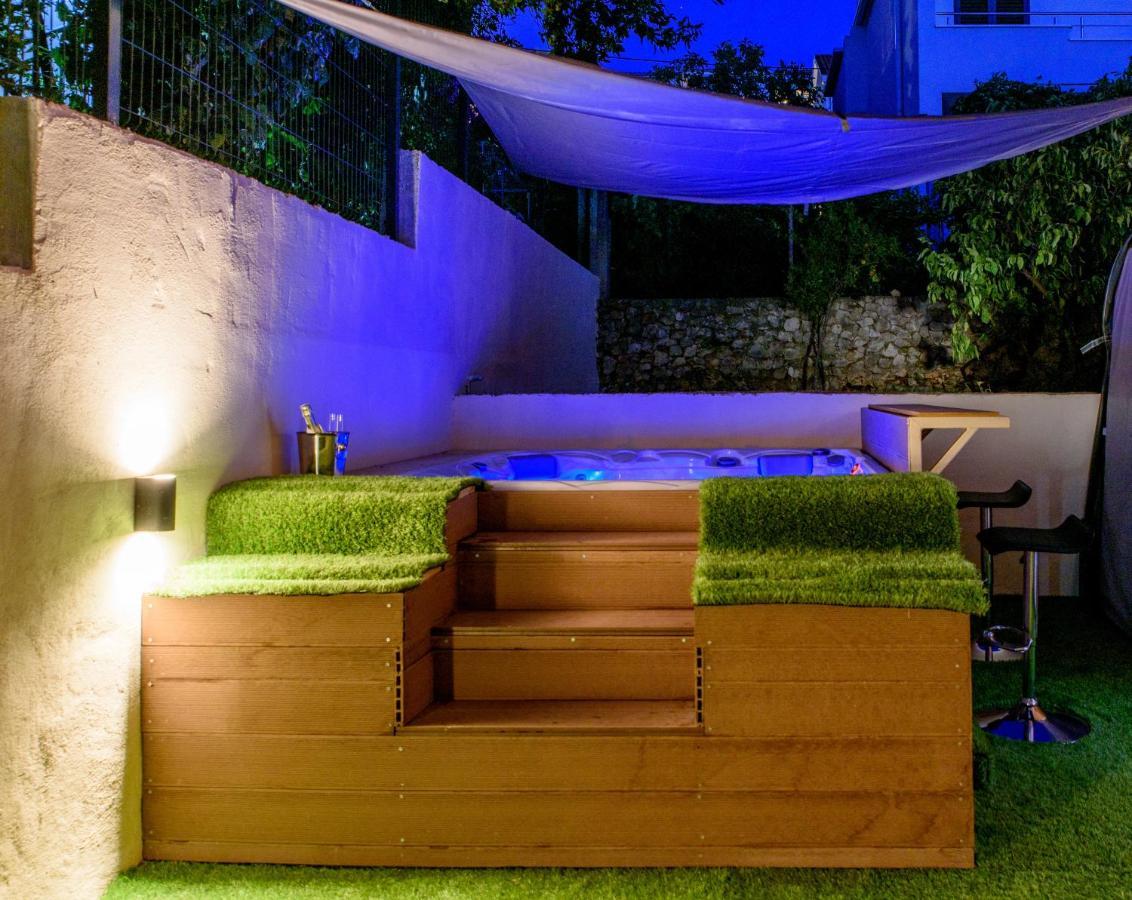 Beach Holiday Home With Private Jacuzzi & Parking Trogir Zewnętrze zdjęcie