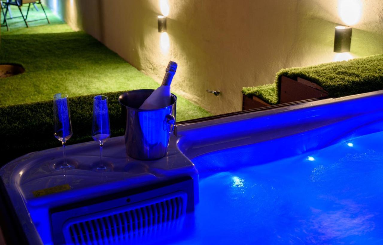 Beach Holiday Home With Private Jacuzzi & Parking Trogir Zewnętrze zdjęcie