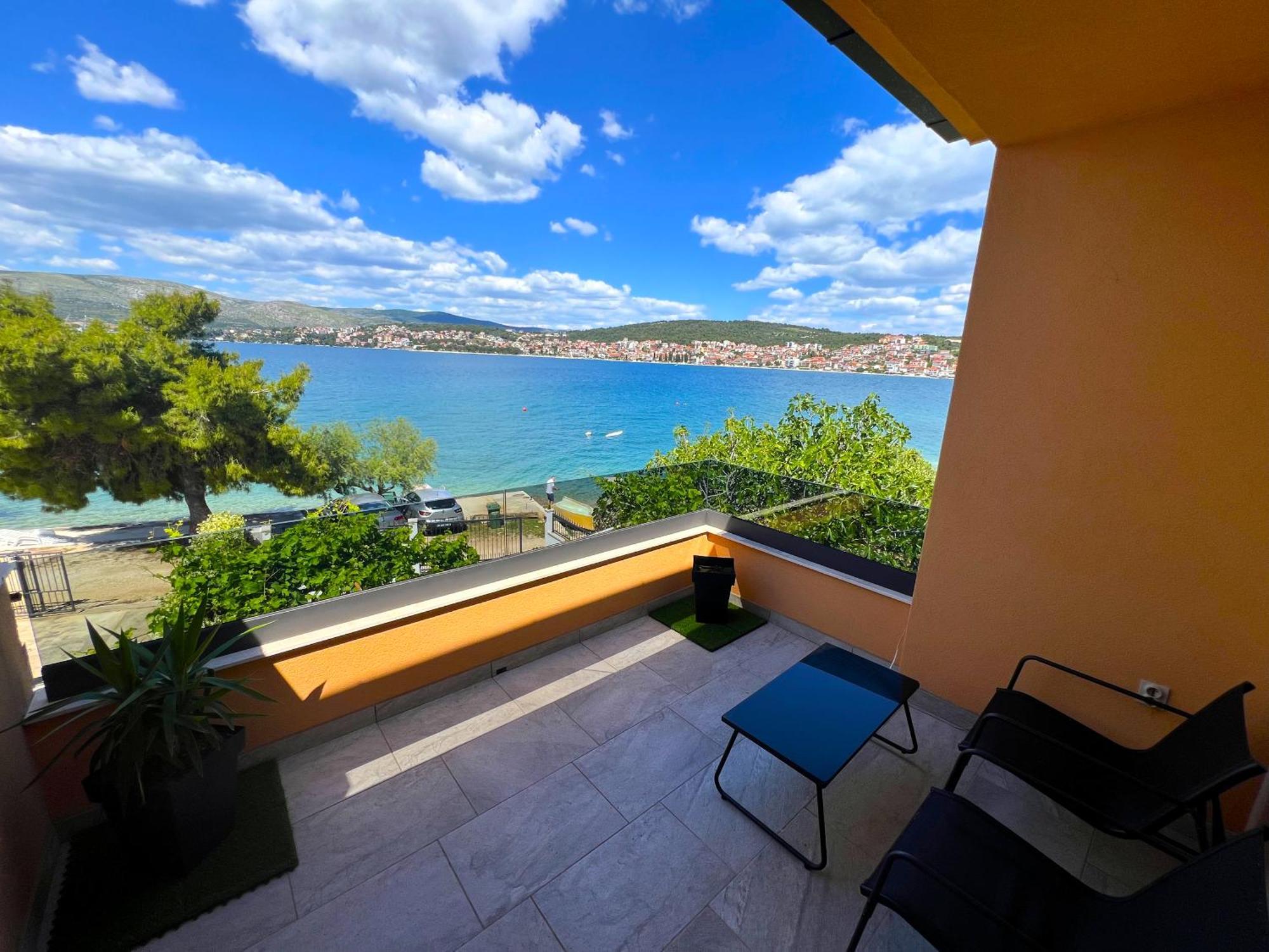 Beach Holiday Home With Private Jacuzzi & Parking Trogir Zewnętrze zdjęcie