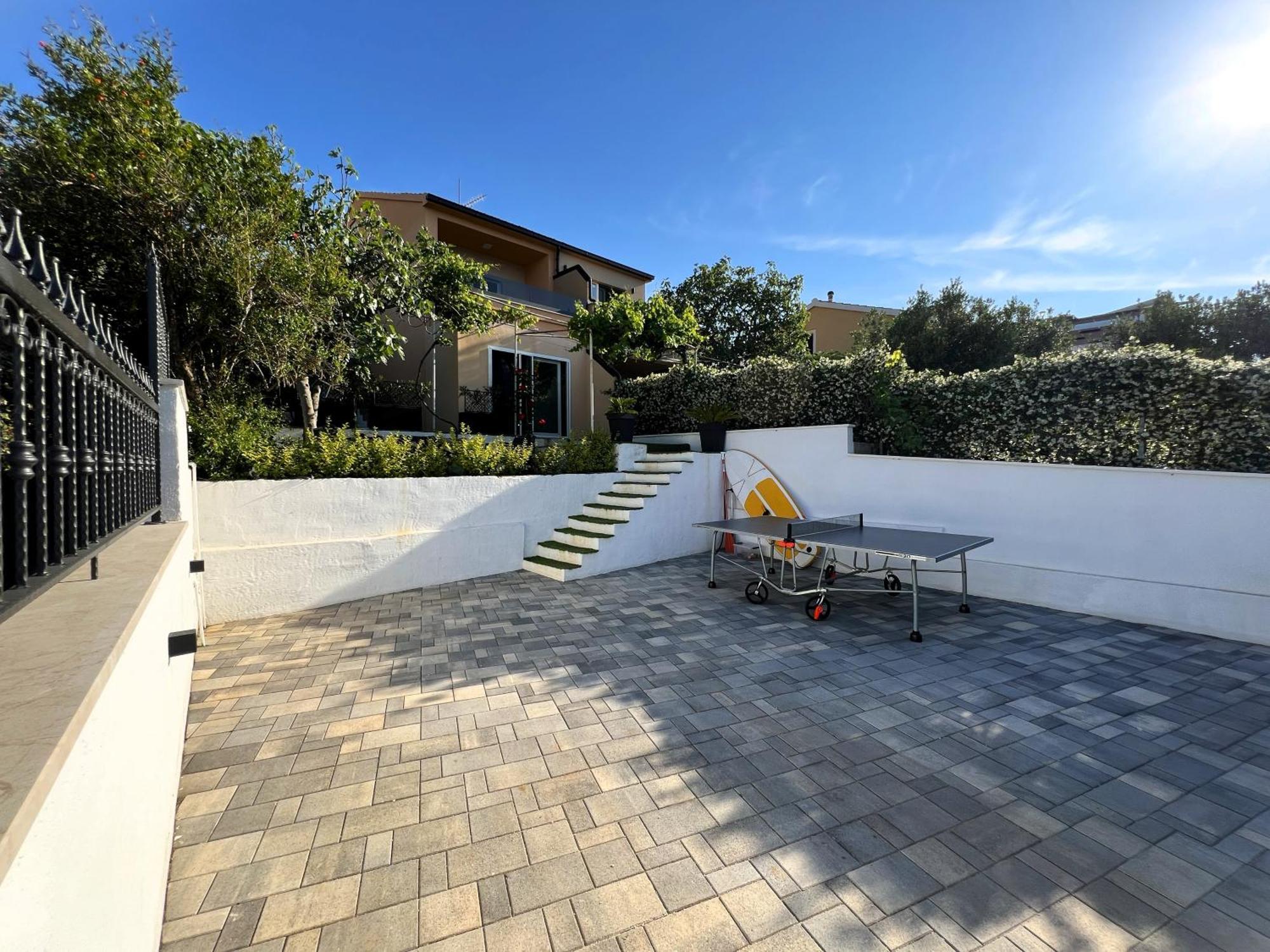 Beach Holiday Home With Private Jacuzzi & Parking Trogir Zewnętrze zdjęcie
