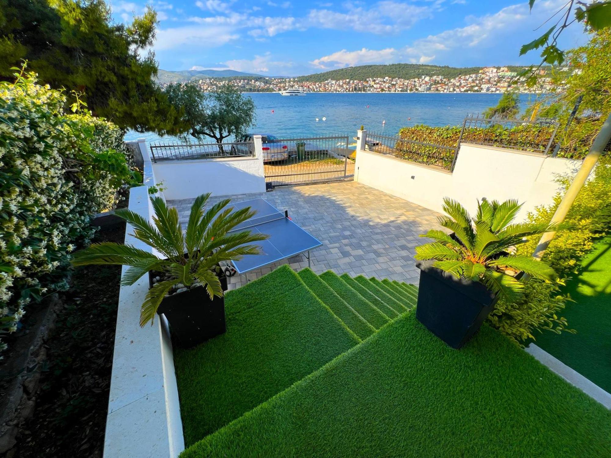 Beach Holiday Home With Private Jacuzzi & Parking Trogir Zewnętrze zdjęcie
