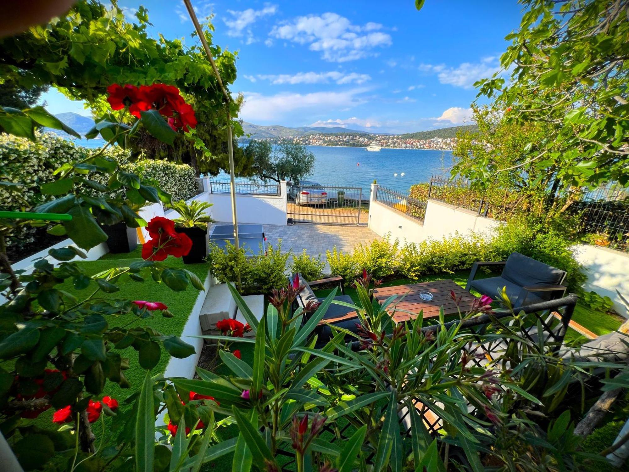 Beach Holiday Home With Private Jacuzzi & Parking Trogir Zewnętrze zdjęcie