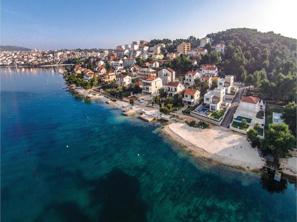 Beach Holiday Home With Private Jacuzzi & Parking Trogir Zewnętrze zdjęcie